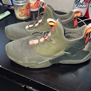 Size 6 youth Nike huarache